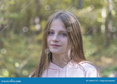 schönes blondes junges girl mit freckles outdoor auf naturkulisse im herbst nahportrait