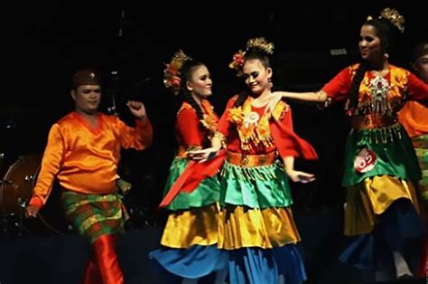 Tari pendet adalah sebuah tari yang berasal dari pulau dewata bali. 352 Tarian Tradisional Indonesia dari 34 Provinsi! - Insan ...
