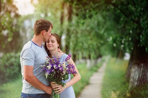 Junge Paare In Der Liebe Mit Einem Blumenstrauß Von Blumen Auf Einem