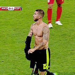 Hoy tu like puede ayudar a millones de niños, porque por cada like, respuesta o rt, aliados de @unicef donarán 1$ para programas de vacunación hasta un máximo. via GIFER | Real madrid, Sergio ramos, Football