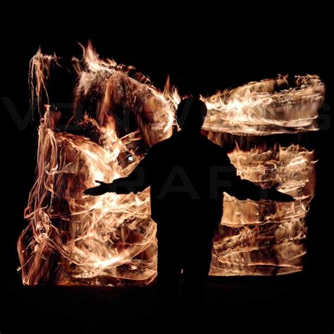 Artist creates amazing photos with the Huawei P8's Light Painting function