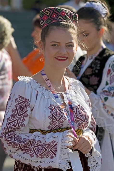 Jeune Femme De Roumanie Dans Le Costume Traditionnel 9 Image éditorial