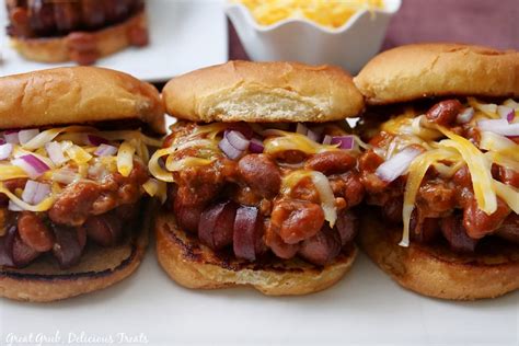 Hot Dog Sliders With Chili And Cheese Great Grub Delicious Treats