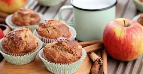 Un, şeker, mısır unu ve tuzu harmanlıyoruz ve mutfak robotuna alıyoruz. Elmalı Tahinli Muffin Tarifi, Nasıl Yapılır? - Yemek.com