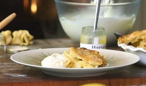 This large pattern includes a pictorial recipe which when followed, makes the yummiest of classic sponge cakes. James Martin deep pan apple pie with Armagh honey cream recipe on James Martin's Islands To ...