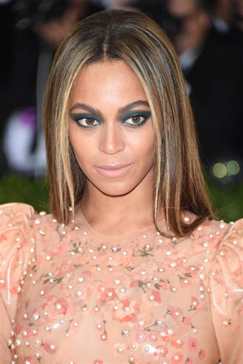 Beyoncé Surprises Us At The Met Gala With A Dramatically Bold Eye