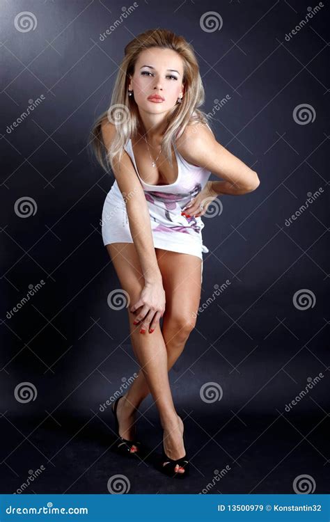 Vrouw In Witte Kleding Stock Afbeelding Image Of Schoonheid 13500979