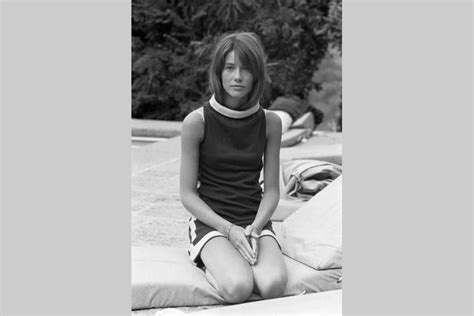 She made her musical debut in the early 1960s on disques vogue and found immediate success with her song tous les garçons et les filles. Françoise Hardy : une vie de looks avant-gardistes