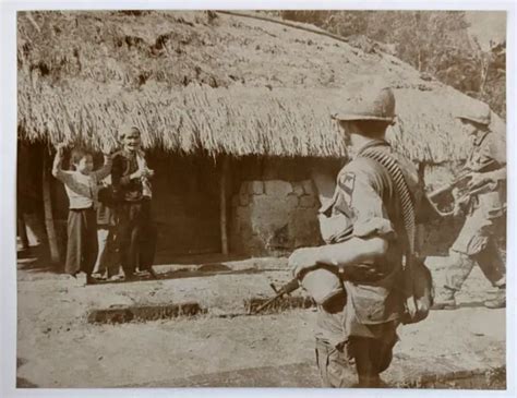 1968 Da Nang Vietnam Us Soldiers Viet Cong Village Search Vtg Press
