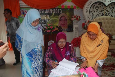 5 org murid yang bertuah memberikan maklum balas akan memenangi hadiah secara delivery ke rumah anda. SK PARIT 13 SUNGAI NIBONG: Majlis Persaraan Guru Besar