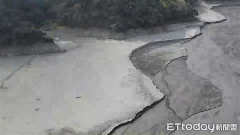 Volume of water, quantity of flow. 霧社知名「碧湖」滲淪恐怖荒漠 空拍畫面驚曝水庫乾涸現況 | ETtoday生活新聞 | ETtoday新聞雲