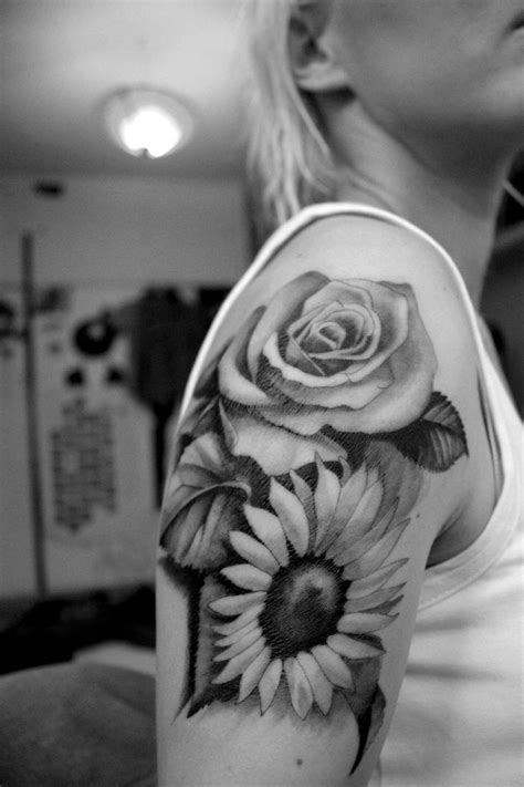 Listed below are several awesome daisy tattoos to choose from. daisy and rose tattoo - Google Search | Sunflower tattoo ...