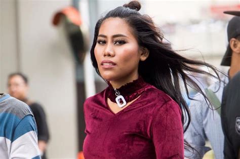 Selanjutnya rumah minimalis modern, warna cat rumah, rumah impian, foto rumah, bentuk rumah sederhana ukuran 6×9, sketsa rumah sederhana, desain rumah mewah, rumah elegan, rumah idaman sederhana di desa, interior rumah. Mengulik Rumah Baru Evi Masamba yang Gak Mau Anggap Huniannya Mewah