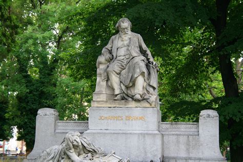 Jak się dostać do resselpark (resselpark a. Wien - Johannes Brahms Denkmal im Resselpark