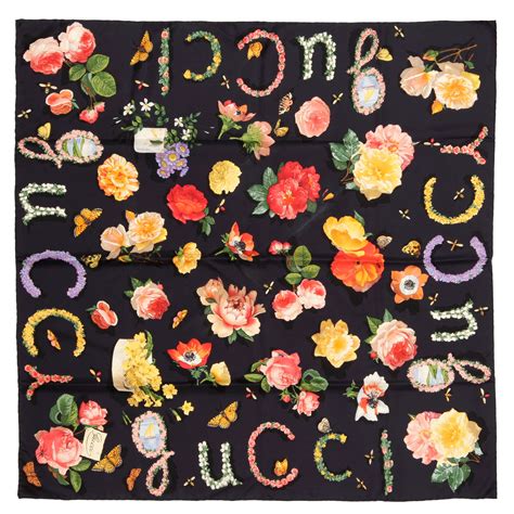 That's why it's always best to keep the bleach away from your scarf when washing it. GUCCI, silk scarf. 86 x 87 cm. | 스카프 디자인, 에르메스 스카프, 패턴