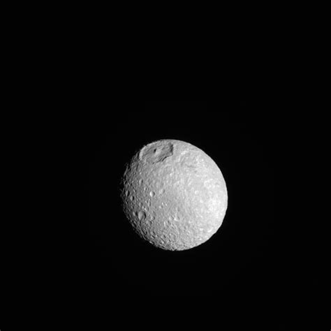 La Lune Mimas Létoile De La Mort De Saturne Rétro Cassini