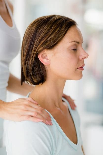 Premium Photo Cropped Masseur Giving Massage To Woman