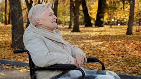 Gelukkige Bejaarde Vrouw Van Middelbare Leeftijd Van 60 Jaar Die