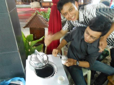 The phrase is old javanese translated as unity in diversity (out of many, one). Bhinneka Tunggal Ika: Foto