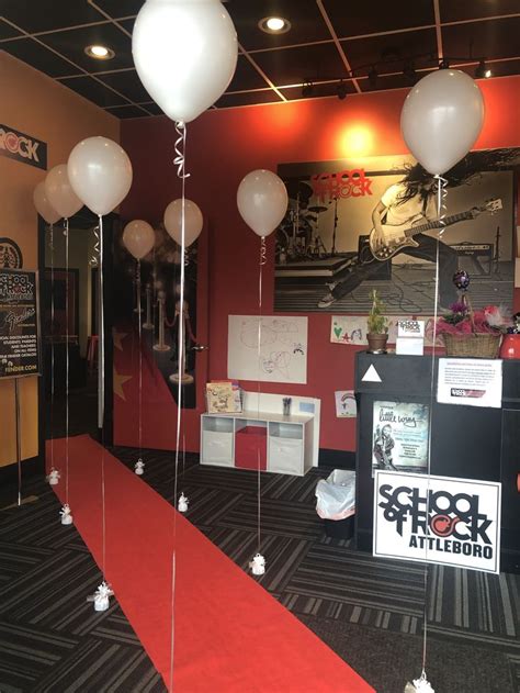 Hollywood themed party | Hollywood party theme, Red carpet themed