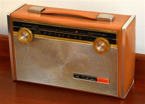 Vintage Silvertone 800 Portable Transistor Radio Model 3223 Tan