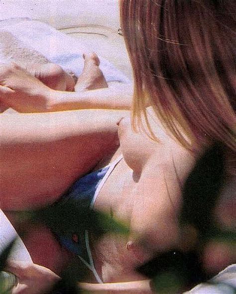 Voyeur Pictures Of Jennifer Aniston Flashes Her Legs