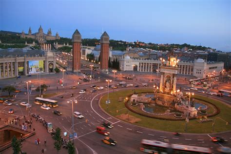 那么，为什么西班牙人要按照落后于他们地理时区的时间生活呢？ 1940 年，佛朗哥将军（general francisco franco）将西班牙的时区往前调了一个小时，以便与纳粹德国同步。 回到最美好的時光: D3-BCN．夜色。西班牙廣場 Plaza España