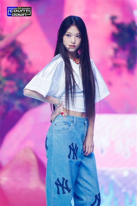 Haerin New Jeans Style Charming Clothes Stage Outfits