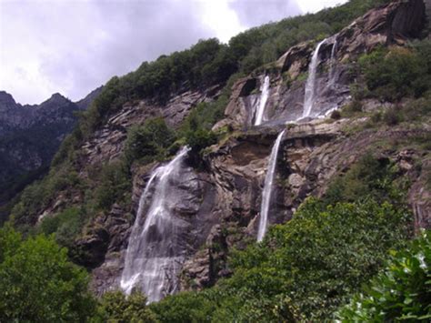 Doveva essere una domenica di relax e invece la gita alle cascate dell'acquafraggia, in val bregaglia, in provincia di sondrio, si è trasformata in tragedia. Cascate dell'Acquafraggia