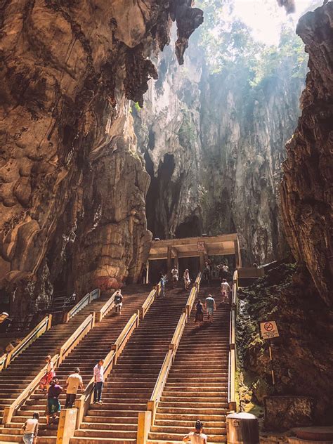 Get complete information including history, pictures, best time to visit, recommended hours, address and much located 13 km to the north of kuala lumpur, the batu caves is an iconic tourist attraction situated on a limestone hill in selangor. Le Batu Caves a Kuala Lumpur: grotte in cui le scimmie ...