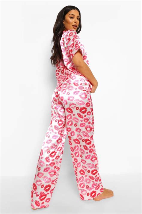 Lip Print Satin Pyjamas And Mask Set Boohoo In Satin Pajamas