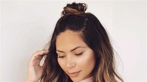 this half up topknot tutorial is super simple how to get influencer hair in mere minutes