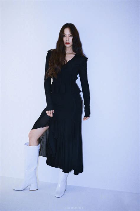 Pin By Kim Myungsoo On Krystal Jung Wanita Mode Wanita Aktris