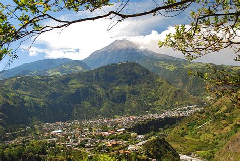 Baños de agua santa is a small town that rises between the central andes and the amazon of ecuador, eight kilometers from the crater of the tungurahua volcano and 30 minutes from ambato. Volcán Tungurahua en Baños de Agua Santa Ecuador - Go Ecuador | Guía Turística, Hospedaje y ...