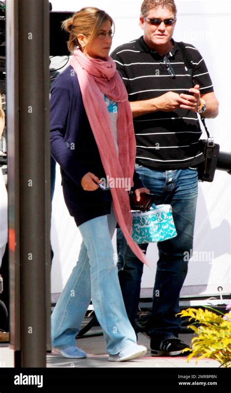 Jennifer Aniston filme une scène avec la co star Adam Sandler pour son