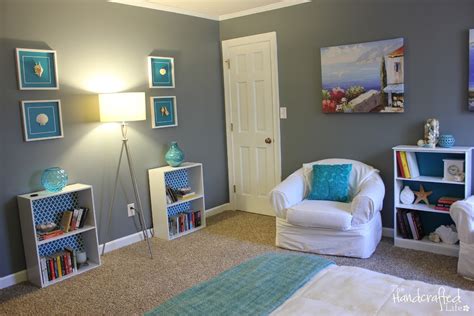 Grey and teal theme will perfectly coordinate with any bedroom. *The Handcrafted Life*: Teal, White and Grey Guest Bedroom ...