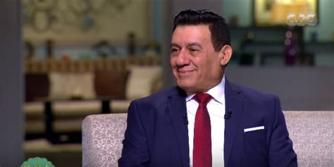 مدحت شلبي يوضح حقيقة توصيات الأهلي والزمالك لتعيين الحكم المصرى للقمة. هل شاهدت مدحت شلبي بملابس ضابط الشرطة وكرة القدم من قبل ...