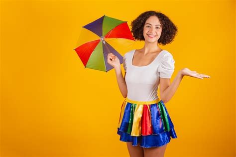 Premium Photo Beautiful Brazilian Woman Dressed In Carnival Clothes