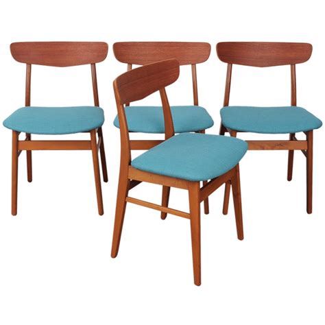 Mid century modern dining chairs can be such a fun design addition to your dining room! Set of 4 Danish mid century modern teak and oak dining ...
