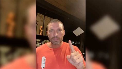 Check spelling or type a new query. 'Eres una mie… de reportero', le dice Julián Gil a Gustavo ...