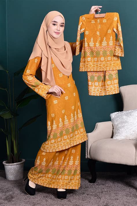 Di bahagian leher pula, dibuat bentuk potongan bujur sireh. Songket Baju Kurung Kedah Moden Batik