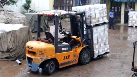 When we're offloading a shipping container the ground not only needs to be solid, hardstanding capable of supporting the container but it also has to support our delivery vehicle! how to load a container with a forklift without ramp - YouTube