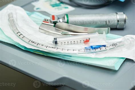 Um Conjunto De Tubo Endotraqueal Para Anestesia Em Cima Da Mesa 7021612