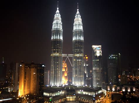 Menara kuala lumpur is the fourth tallest telecommunication tower in the world (after cn tower, canada, ostankino tower, russia and shanghai tower, china). Coretan Umat Zaman Moden ©: Tempat - Tempat Menarik Di ...