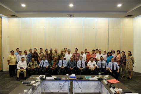 Kementerian perindustrian (kemenperin) menginisiasi kebijakan substitusi impor sebesar 35 persen pada tahun 2022 dengan tujuan untuk memperbaiki neraca perdagangan nasional, terutama bagi bahan baku dan bahan penolong yang menjadi tulang punggung industri pengolahan nasional. PLB Masih Jadi Andalan Industri Tekstil dan Produk Tekstil ...