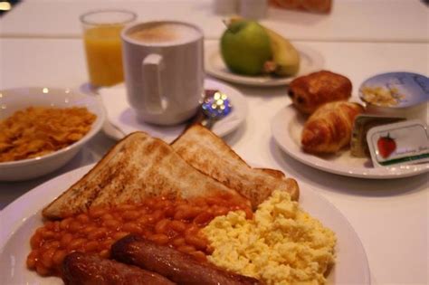 What food & drink options are available at holiday inn express manchester city centre arena? Buffet breakfast items included on all our rates ...