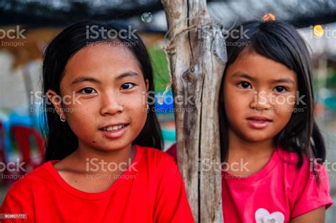 vietnamesische mädchen posiert am strand vietnam stockfoto und mehr bilder von kind kind