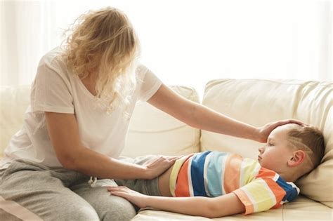 Madre Cuidando Y Apoyando A Su Hijo Enfermo Foto Premium