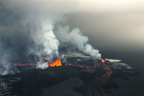 See The Incredible Photos That Captured Icelands Largest Volcanic