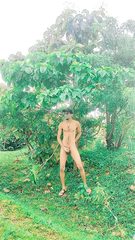 Chico Adolescente Desnudo Caminando Desnudo En El Bosque Tiene Una Paja Al Aire Libre Xhamster